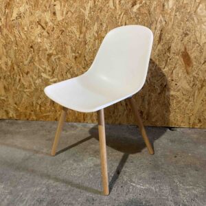 Chaise coque blanche