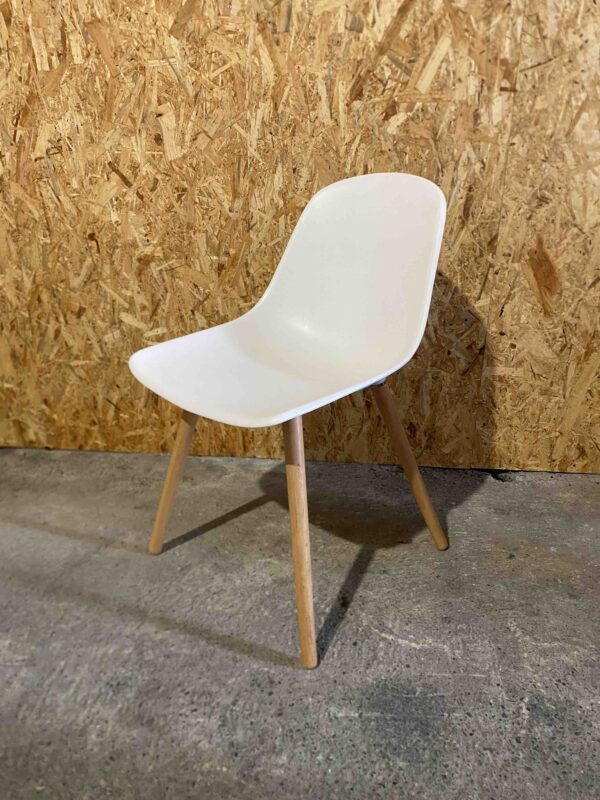 Chaise coque blanche