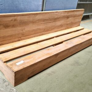 Grand canapé en bois naturel