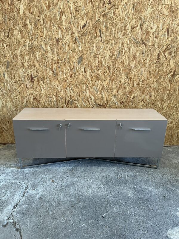 Armoire basse portes battantes