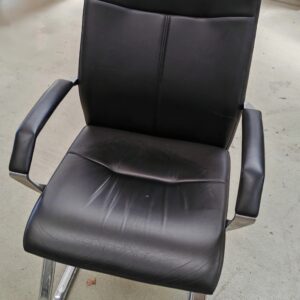 Fauteuil noir et chrome