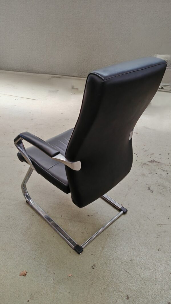 Fauteuil noir et chrome – Image 2