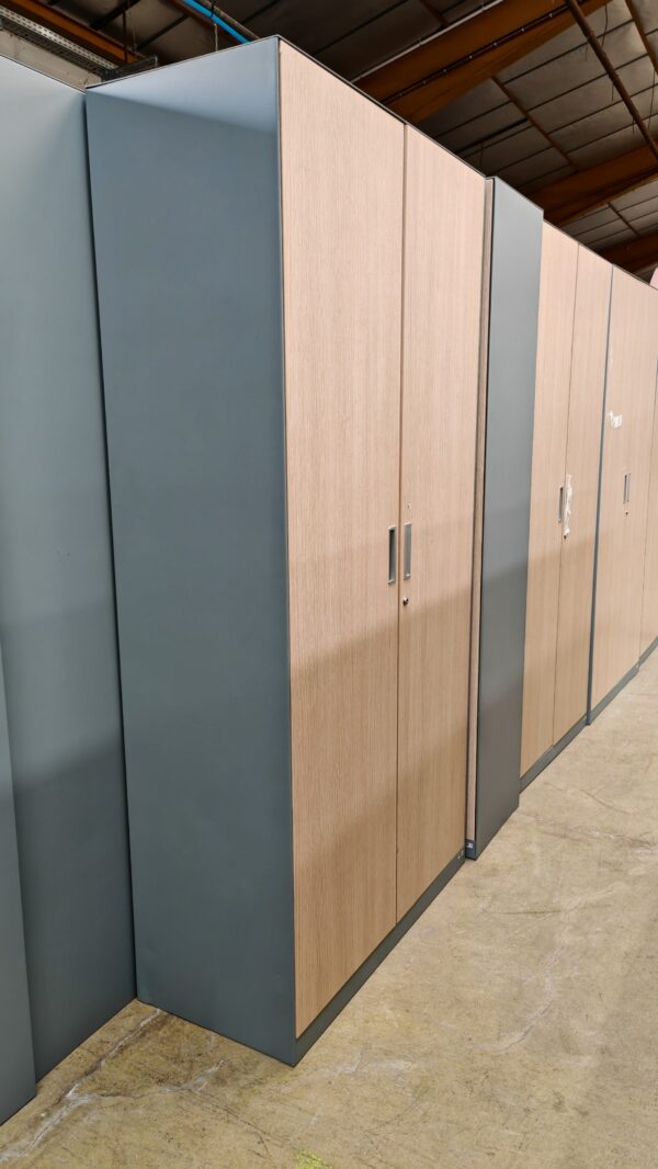 Armoire haute de qualité "Estel"