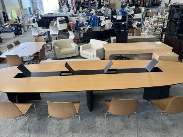 Grande Table de réunion en bois – Image 2
