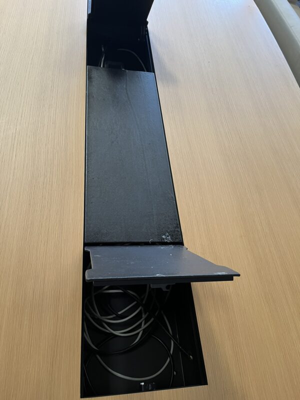 Grande Table de réunion en bois – Image 5