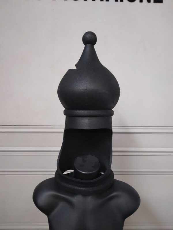 Chapeau d'échecs humain en mousse noir