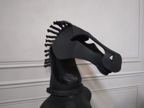 Chapeau d'échecs humain en mousse noir