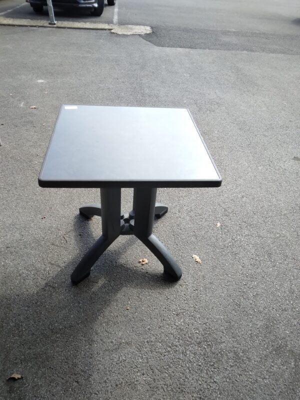 TABLE PLASTIQUE – Image 3