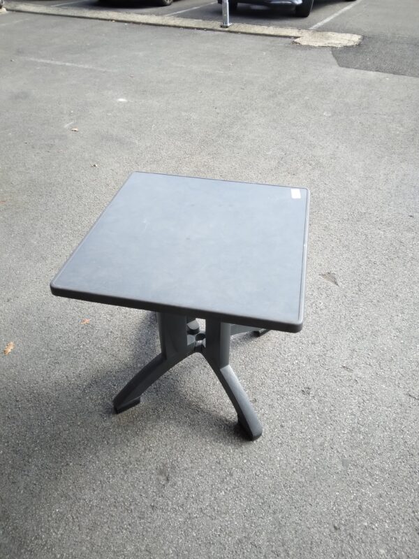 TABLE PLASTIQUE