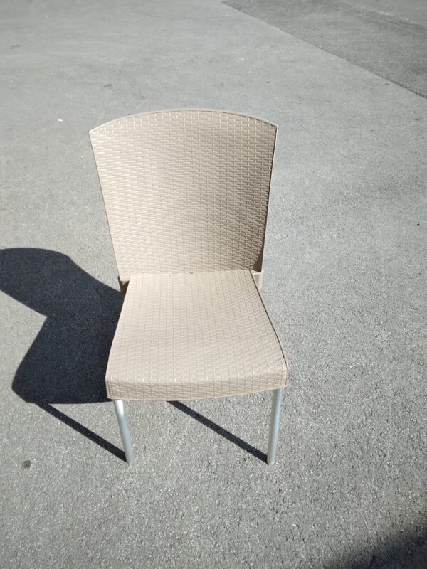 CHAISE PLASTISQUE PIED ALU