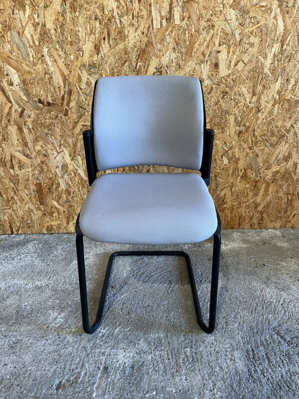 Chaise visiteur empilable - Grise claire