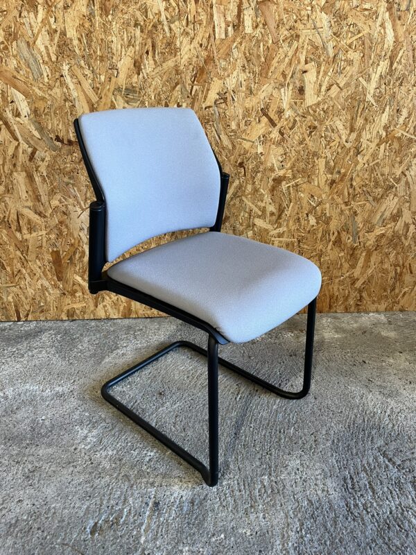 Chaise visiteur empilable - Grise claire – Image 3