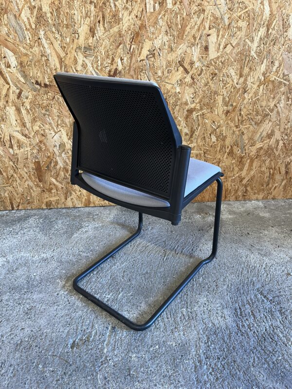 Chaise visiteur empilable - Grise claire – Image 2