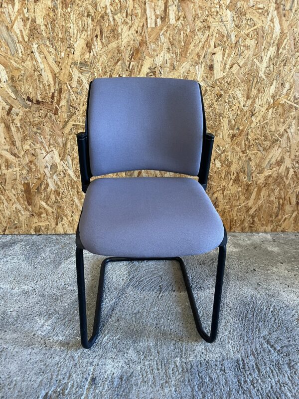 Chaise visiteur empilable - Grise