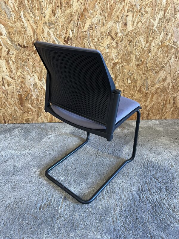 Chaise visiteur empilable - Grise – Image 2
