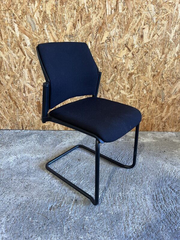 Chaise visiteur empilable - Noire – Image 3