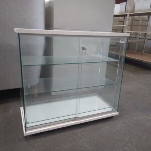 Vitrine sur roulettes