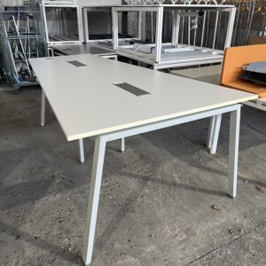 Table de réunion en trapèze