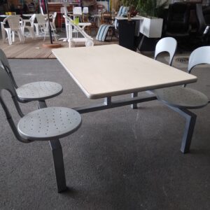 Table et chaises de cantine monobloc
